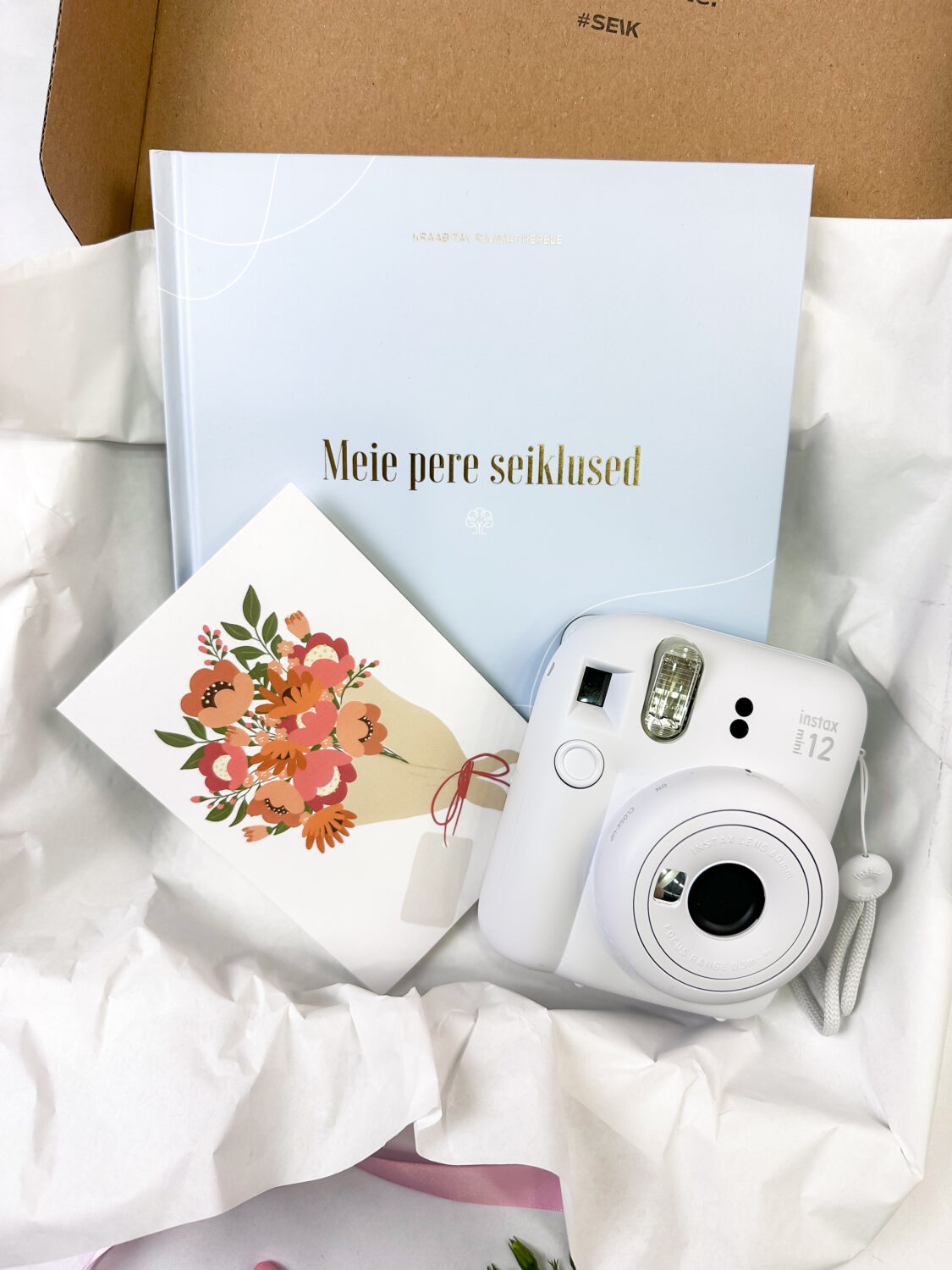 Kinkekomplekt perele - Instax mini kiirpildikaamera + kraabitav seiklusraamat